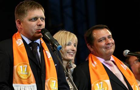 Jií Paroubek s manelkou Petrou a slovenský premiér Robert Fico