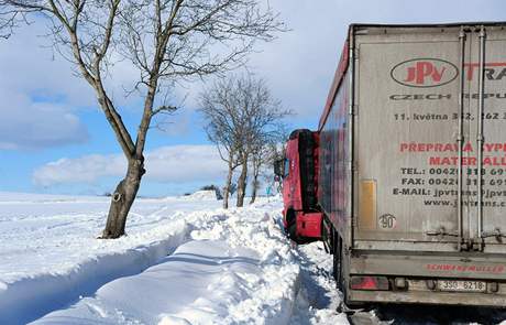 Kamion uvízl v erstvých závjích na silnici mezi obcemi Peruc na Lounsku a Klobuky na Kladensku.