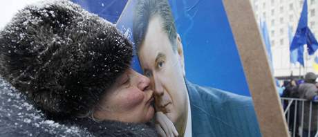 Ukrajinka líbí Janukovyv portrét.