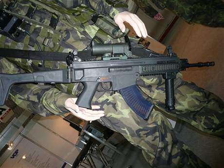 Ministerstvo obrany uzavelo smlouvu s eskou zbrojovkou na dodávku tisíc útoných puek a pistolí.