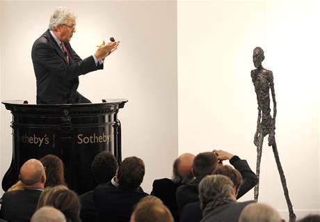 Bronzová plastika Alberta Giacomettiho se prodala za rekordních 65 milion liber.
