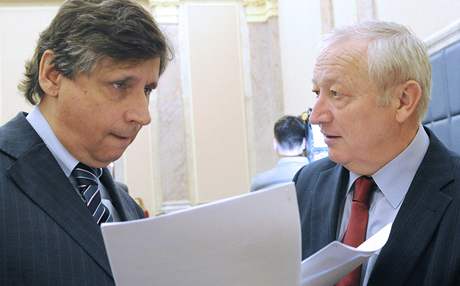 Premiér Jan Fischer a ministr financí Eduard Janota.