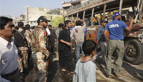 Pumový útok na autobus v pákistánském Karáí