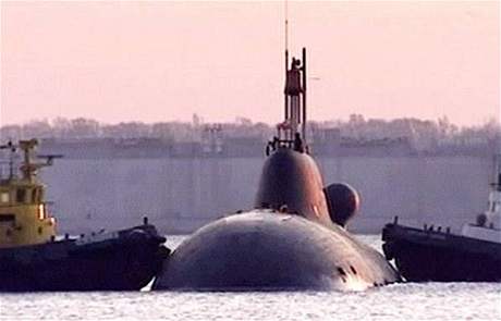 Ponorka Nrpa je doprovázena do pístavu