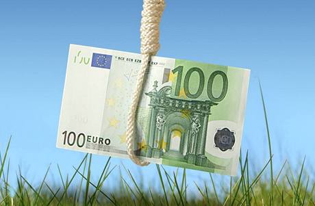 ecké dluhy otásají eurem