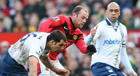 Wayne Rooney v zápase s Portsmouthem.