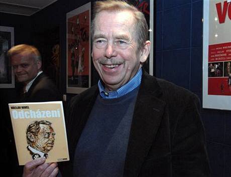 Václav Havel s kniní podobou své nové hry Odcházení.