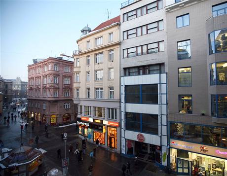 Brněnský hotel Avion (s bíllým portálem) v České ulici bude rekostruován. Proto je uzavřen. 