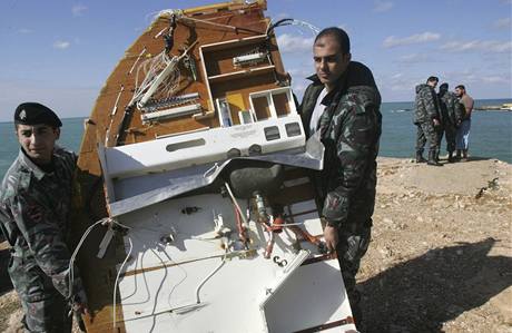 Vojáci na libanonském pobeí penáejí trosky letounu etiopských aerolinek.