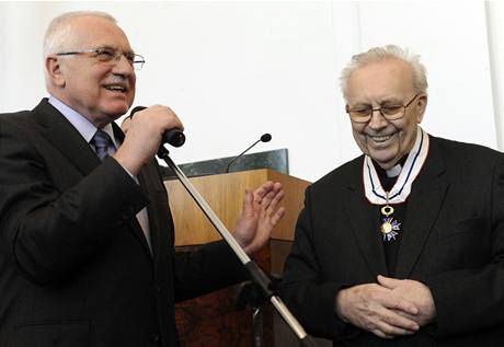 Mons. Josef Veselý pebírá z rukou prezidenta Václava Klause ád T.G. Masaryka 