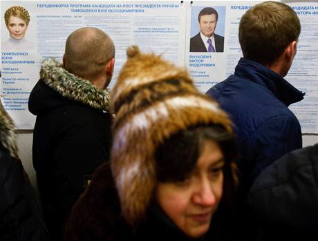 Ukrajinci ijící v eské republice volili na ukrajinské ambasád v Praze v prezidentských volbách v druhém kole 