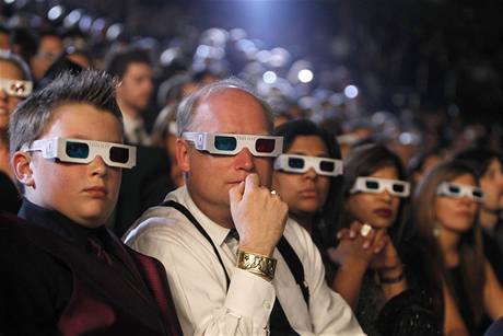 Diváci s 3D brýlemi na pedávání cen Grammy