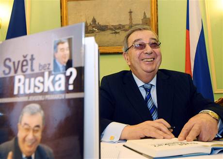 Bývalý ruský pedseda vlády a ministr zahranií Jevgenij Primakov pedstavil na ruské ambasád v Praze eské vydání své knihy Svt bez Ruska? 