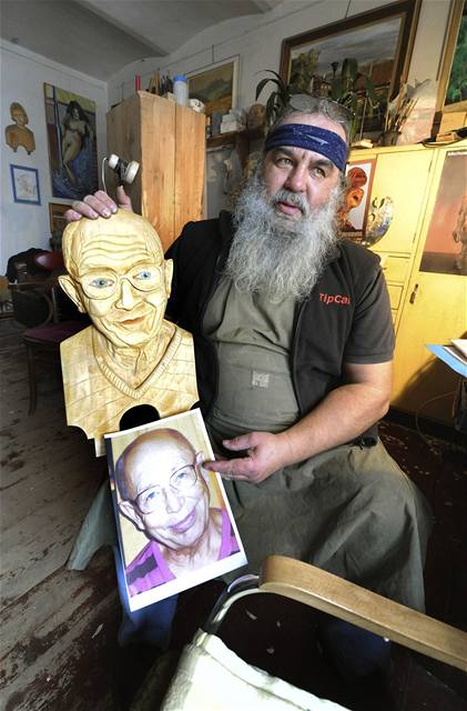  �ezb�� a socha� Tom� Cidl�k vy�ez�v� ve sv�m ateli�ru ve Sviadnov� na Fr�decko-M�stecku krom� jin�ho i �idle s lidskou tv���. 