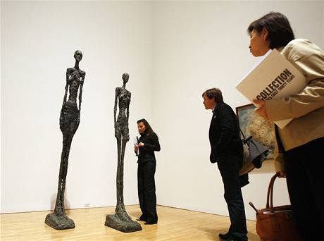Bronzová plastika Alberta Giacomettiho se prodala za rekordních 65 milionů liber.