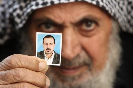 Otec zavradnho pedstavitele hnut Hamas Mahmda Mabhha ukazuje jeho fotografii