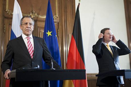 éf ruské diplomacie Sergej Lavrov na setkání se svým nmeckým protjkem Guido Westerwellem v Berlín