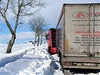 Kamion uvízl v erstvých závjích na silnici mezi obcemi Peruc na Lounsku a Klobuky na Kladensku.