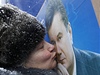 Ukrajinka líbí Janukovyv portrét.