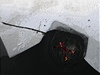 Pratí hasii u Lahovického mostu nacviují záchranu lovka, pod kterým se prolomil led.
