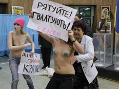 tyi spoe obleen mlad eny dnes vtrhly do volebnho adu jednoho z kandidt vyazovacho kola ukrajinskch prezidentskch voleb Viktora Janukovye a protestovaly proti znsilovn demokracie na Ukrajin