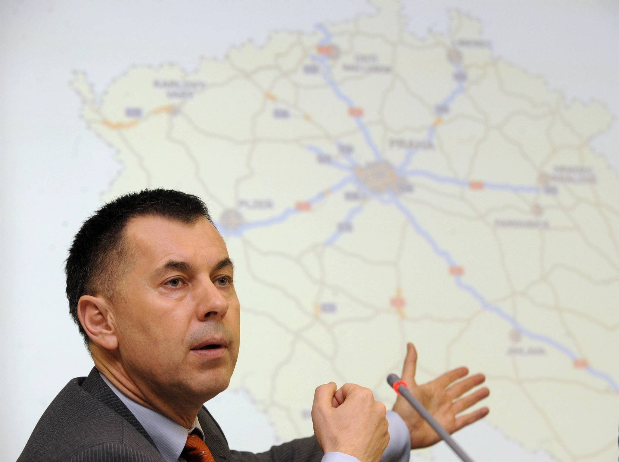 Ministr dopravy Gustav Slame�ka.