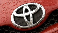 Toyota zkontroluje 185 tisc voz. Dvodem je mon zvada v posilovai 