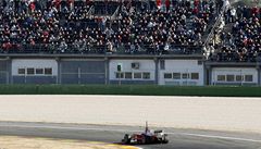 Alons�v trénink sledují zapln�né tribuny.