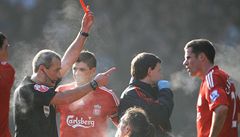 Kyrgiakos z Liverpoolu vidí ervenou kartu za faul na Fellainiho, pestoe sám byl krvav zrann.