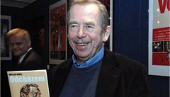 Václav Havel s knižní podobou své nové hry Odcházení.