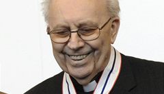 Mons. Josef Veselý pebírá z rukou prezidenta Václava Klause ád T.G. Masaryka 