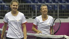Lucie �afá�ová (vlevo) a spoluhrá�ka Kv�ta Peschkeová.