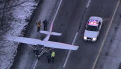 Na americké dálnici nouzově přistálo malé letadlo