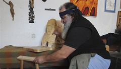  �ezbá� a socha� Tomá� Cidlík vy�ezává ve svém ateliéru ve Sviadnov� na Frýdecko-Místecku krom� jiného i �idle s lidskou tvá�í. 