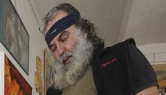  �ezbá� a socha� Tomá� Cidlík vy�ezává ve svém ateliéru ve Sviadnov� na Frýdecko-Místecku krom� jiného i �idle s lidskou tvá�í. 