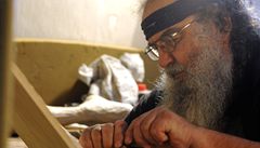  �ezbá� a socha� Tomá� Cidlík vy�ezává ve svém ateliéru ve Sviadnov� na Frýdecko-Místecku krom� jiného i �idle s lidskou tvá�í. 