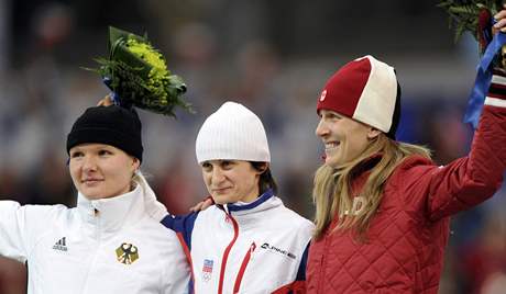 Martina Sabliková (uprosted), stíbrná Nmka Stephanie Beckertová (vlevo) a bronzová Kanaanka Kristina Grovesová (vpravo).