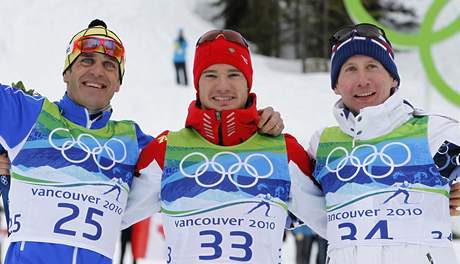 Nejlepí na 15 kilometr voln: stíbrný Piller Cottrer (vlevo), zlatý Dario Cologna (uprosted) a bronzový Luká Bauer.