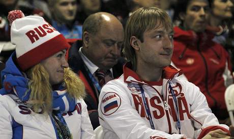 Jevgenij Pljuenko stihl po svém závod i hokejový zápas, s manelkou Yanou Rudkovskou na utkání Rusko-Lotysko.