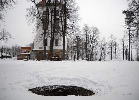 'Záhadný' kruh o prmru zhruba dva metry u  Nového zámku v Rudolticích u Lankrouna.
