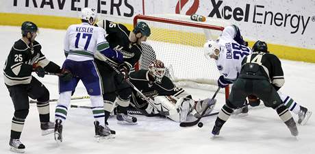 Hokejisté Minnesoty se brání útoku Vancouveru.