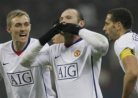 Útoník Manchasteru United Wayne Rooney se raduje po jednom ze svých dvou gól do sít AC Milán v zápase Ligy mistr