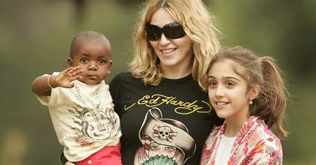 Madonna se svou dcerou a adoptovaným synem.