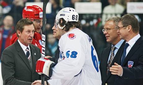 Gretzky se potkal s Jágrem na nedávném All Star Game KHL. V pozadí Jain s Messierem (za Jágrem), bokem Fetisov a Medvedv.