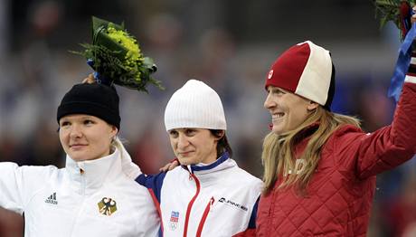 Martina Sabliková (uprosted), stíbrná Nmka Stephanie Beckertová (vlevo) a bronzová Kanaanka Kristina Grovesová (vpravo).