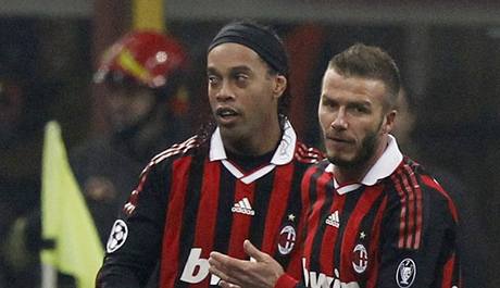 Ronaldinho a Beckham se radují z gólu.