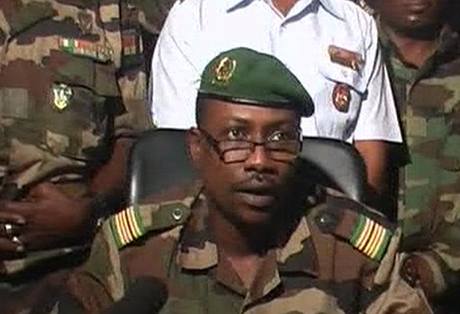 Plukovník Nejvyí rady pro obnovu demokracie (CSRD) Goukoye Abdul Karimou te prohláení éfa ozbrojenc éf CSRD Saloua Djiboa po zajetí nigerijského prezidenta 