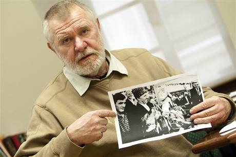 Senátor Jaromír ttina s fotografií ukrývaného eence. 