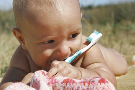Dítě se zubním kartáčkem.
