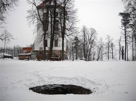 'Záhadný' kruh o průměru zhruba dva metry u  Nového zámku v Rudolticích u Lanškrouna.